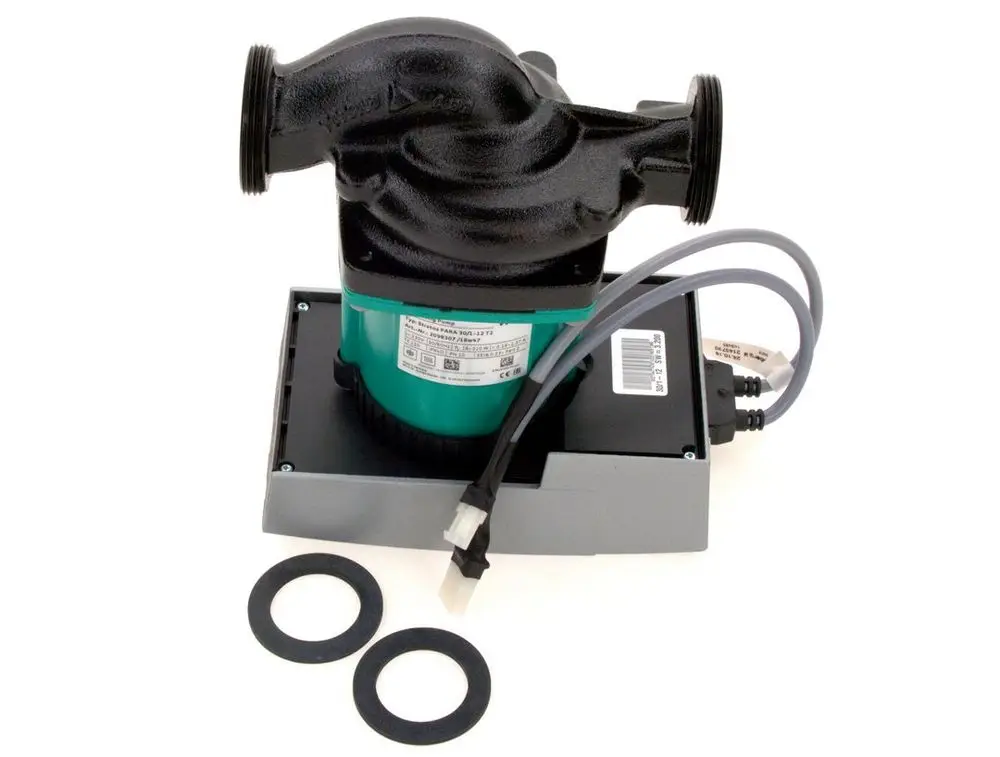 Bosch Pumpe mit zwei Ausgängen, Motor und Anschlusskabel, montiert auf einer grauen Basis. Zwei schwarze Dichtungsringe liegen daneben.